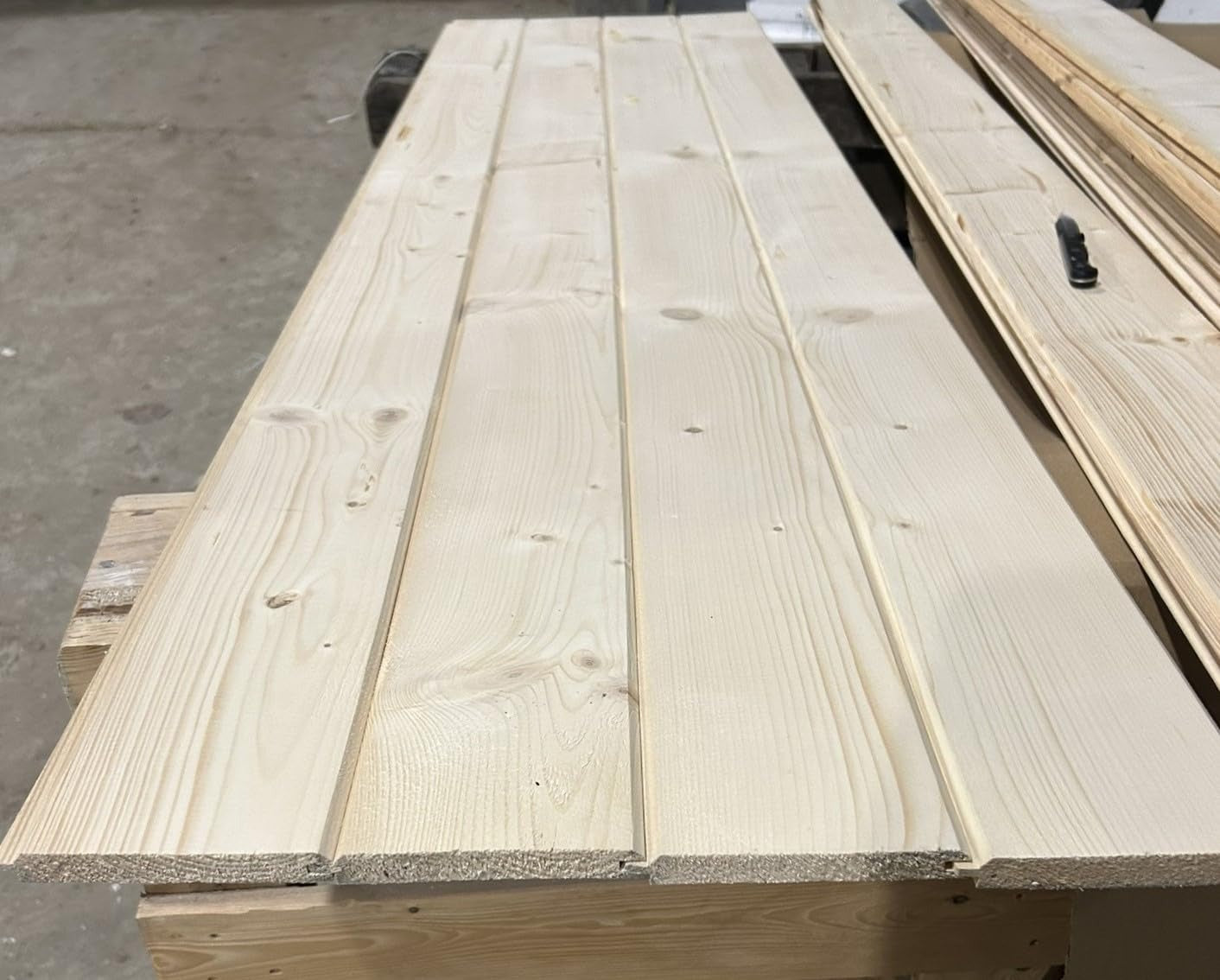 Smrekové profilované dosky 15 mm × 13 cm – podbytie, fasáda, sauna a záhradné stavby