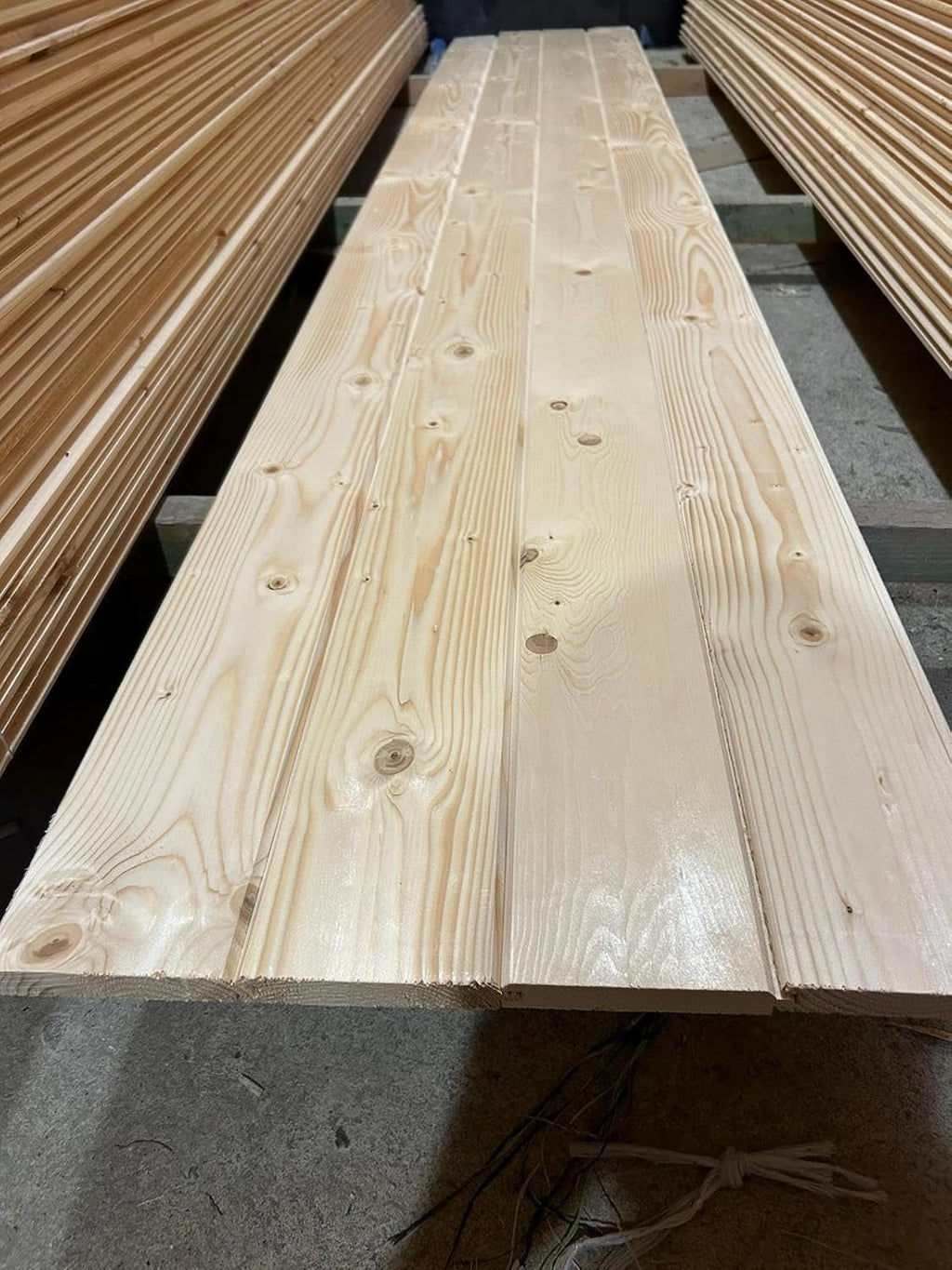 Smrekové profilované dosky 20 mm × 13 cm – podbytie strechy, obklad, sauna a záhradné stavby